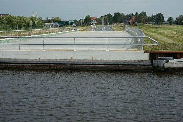 Aquaduct: wir fahren über die Strasse