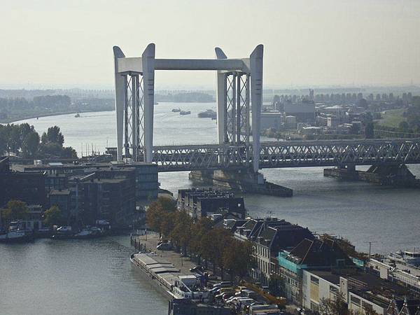 Die grosse Eisenbahnbrücke über die Oude Maas