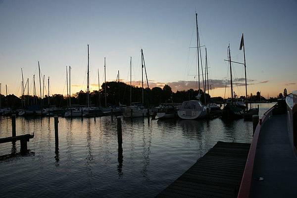 Ankunft in der Abenddämmerung in Aalsmeer