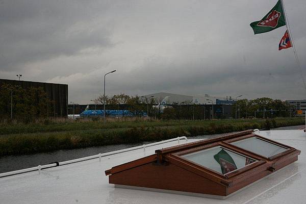 Direkt am Flughafen Schiphol vorbei, im Hintergrund eine MD-11 der KLM