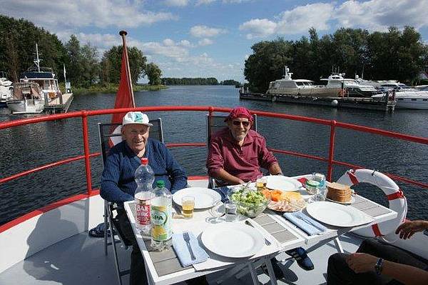 Genüssliches Mittagessen auf dem Heck