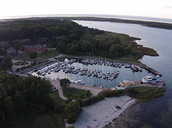 1. Bild mit meiner fliegenden Kamera: Hafen von Barhöft