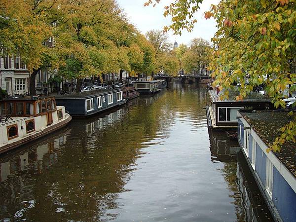 Der Prinsengracht nach durchs herbstliche Amsterdam