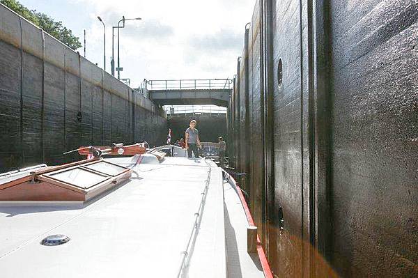 Binnenschleuse in Lemmer, ca. 7m in die Höhe